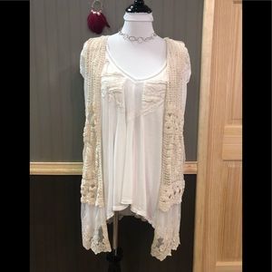 💐Beautiful cream duster, with crochet & lace work